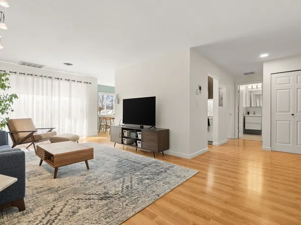 1206 Greendale Ave APT 217, Needham, MA 02492