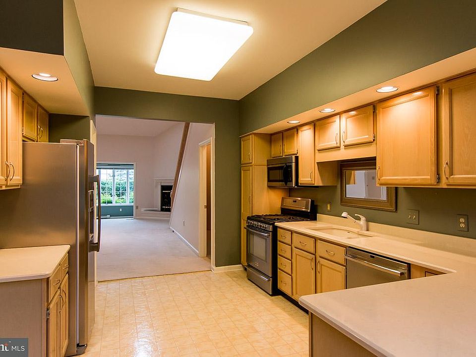 1st image of 1076 Lindsay Ln