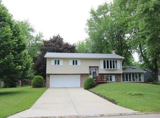 2020 Bedford Dr, Freeport, IL 61032