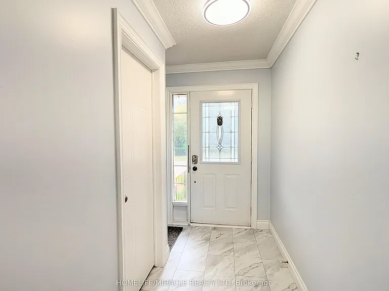19 Wallace Dr — Photo 2