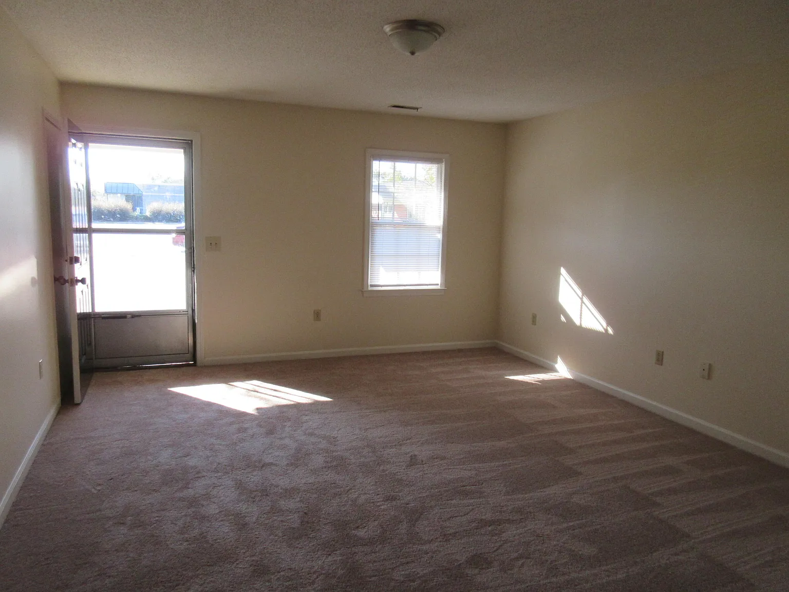 2 bed, 1.0 bath, 900 sqft, $850 — Photo 3
