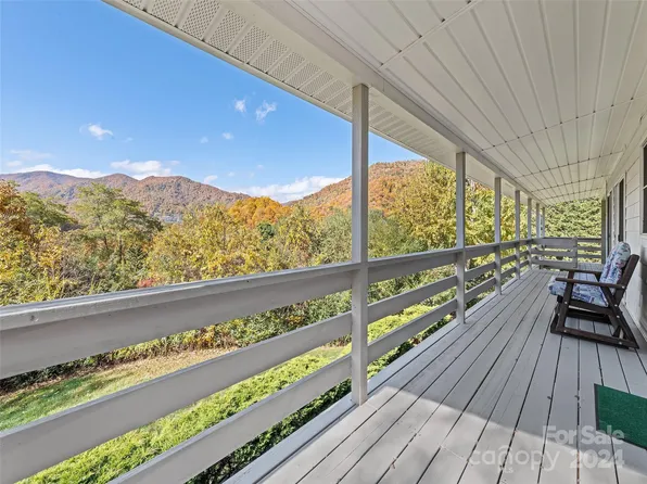 75 Hollow Dr, Maggie Valley, NC 28751