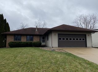 19 Cedar Ct, Bloomington, IL 61701