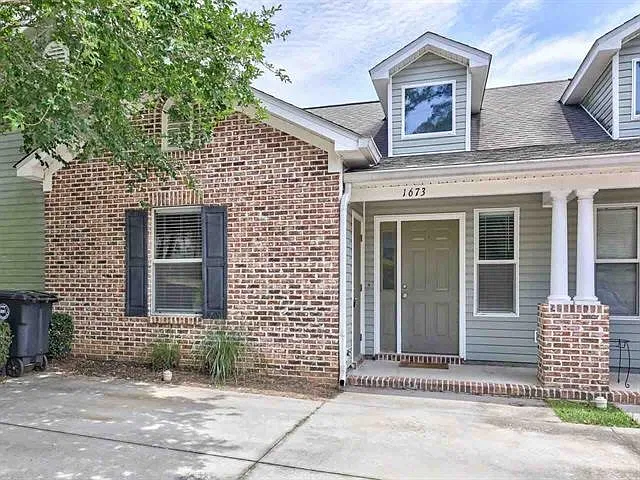 3 bed, 1173 sqft, $1,750 — Photo 1