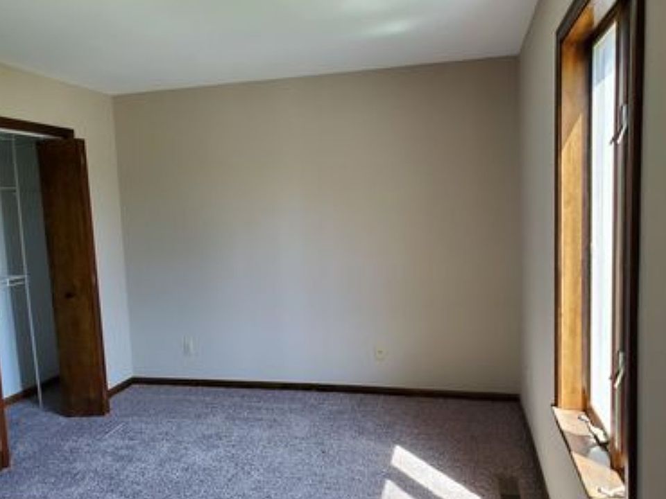 2nd image of 220 Columbia St