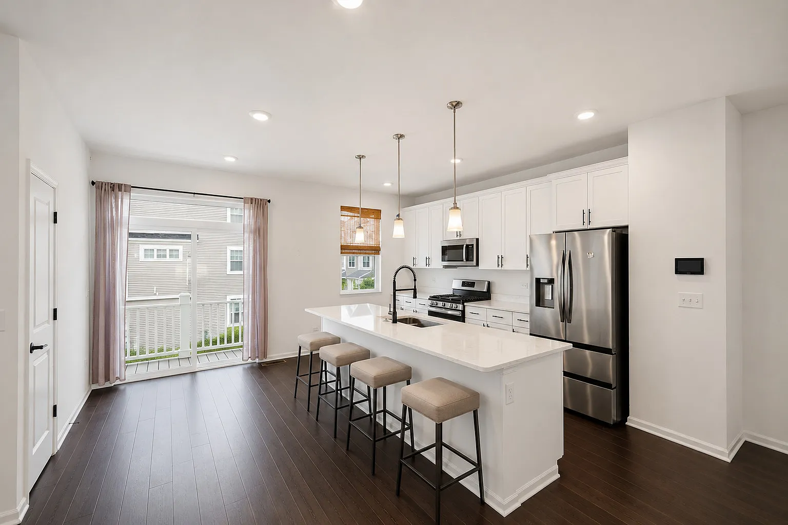 4 bed, 2.5 bath, 2328 sqft, $3,400 — Photo 4