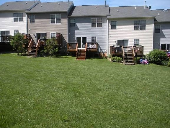 Grassy Knoll. No maintenance as the HOA cuts/fertilizes week