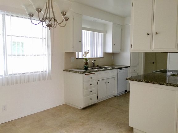 Kitchen w/ new granite counters