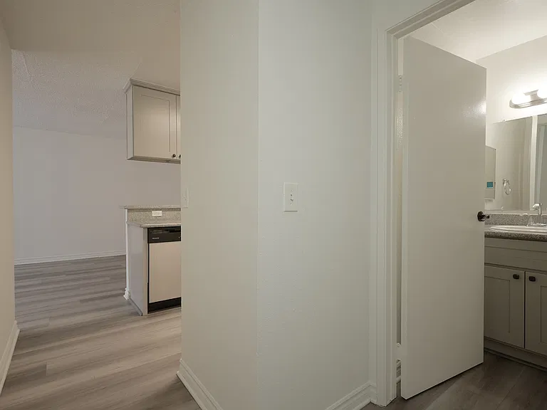 943 Elden Ave — Photo 7