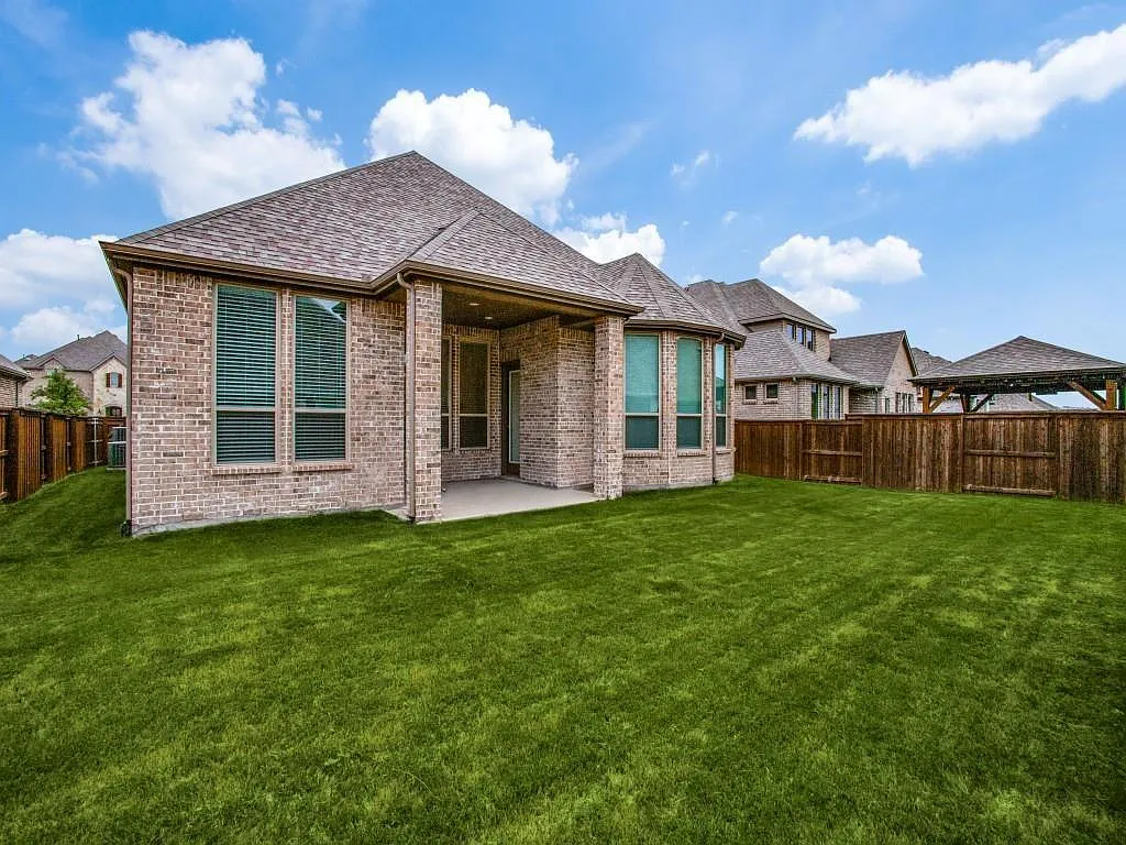 4 bed, 3302 sqft, $4,450 — Photo 2