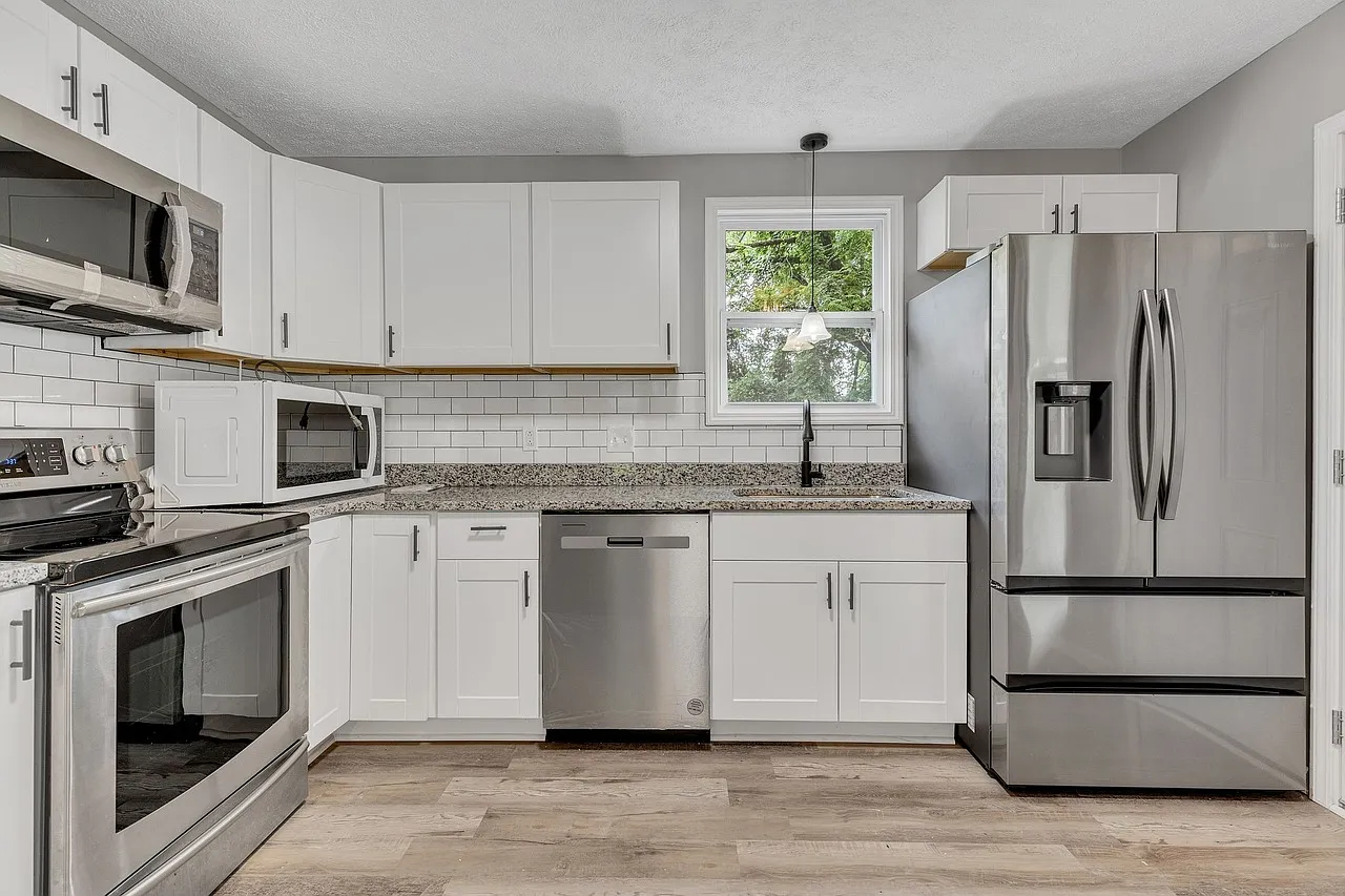 3 bed, 975 sqft, $1,975 — Photo 1