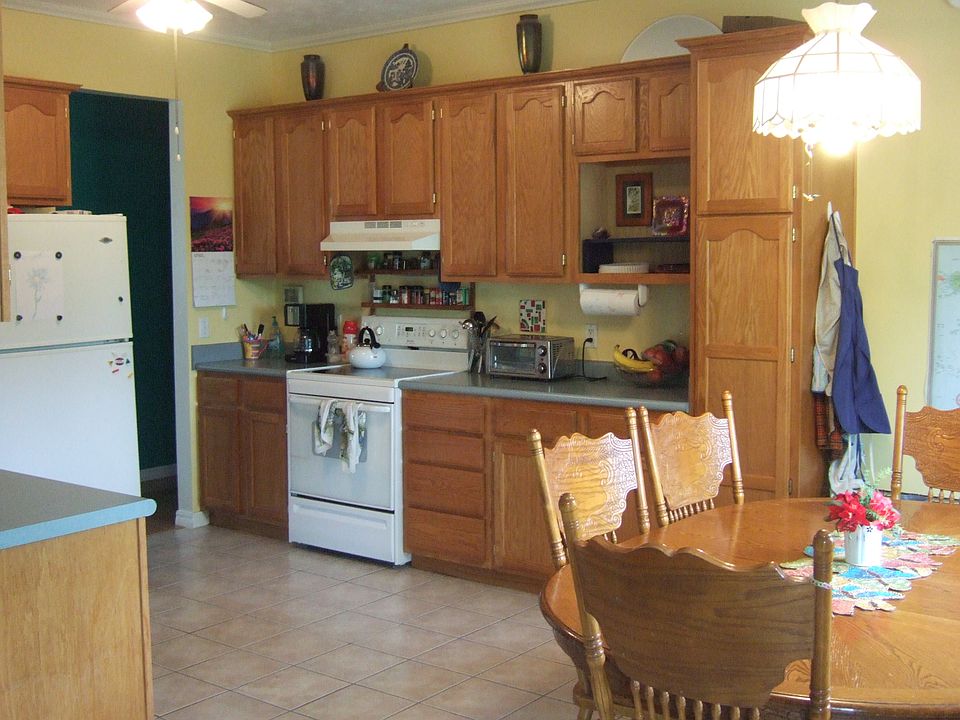 Kitchen w/ all appliances