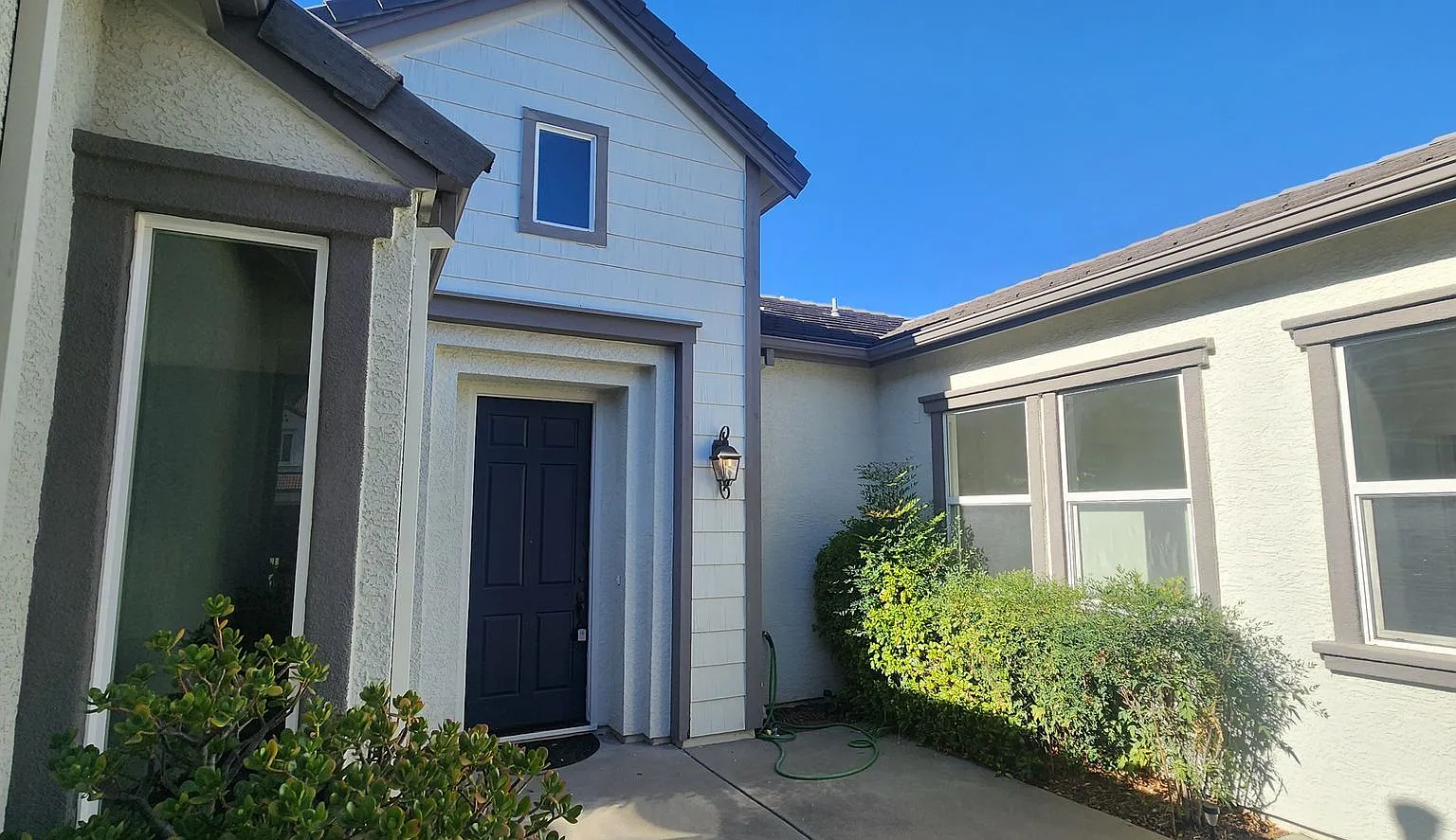 Wonderdful 3 Bedroom + Den, 2.5 Bathroom Home in Elk Grove — Photo 3
