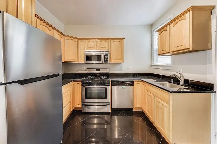 Brand Newly Updated 4 Bedroom Victorian Flat On Masonic! — Photo 2