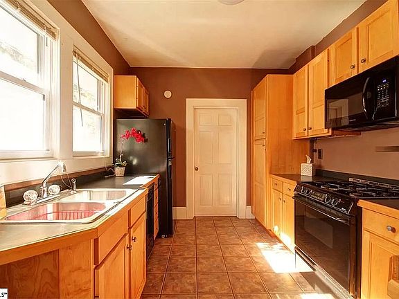4th image of 107 Whitehall St