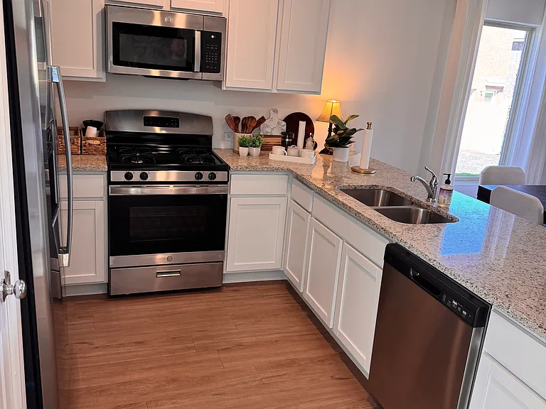 2030 Delphine Dr — Photo 9