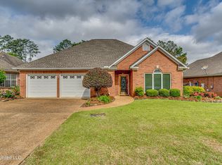 562 Spring Lake Dr, Pearl, MS 39208