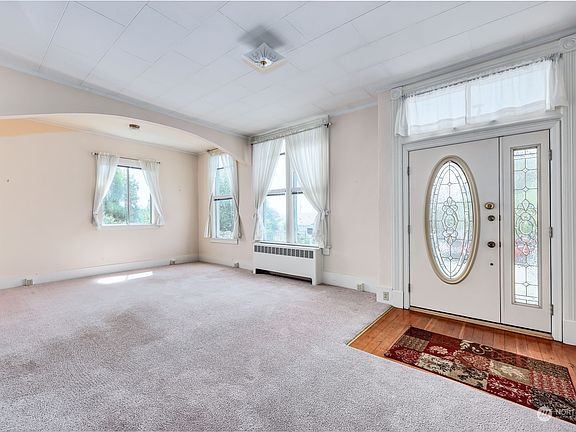 3rd image of 826 Van Buren Street