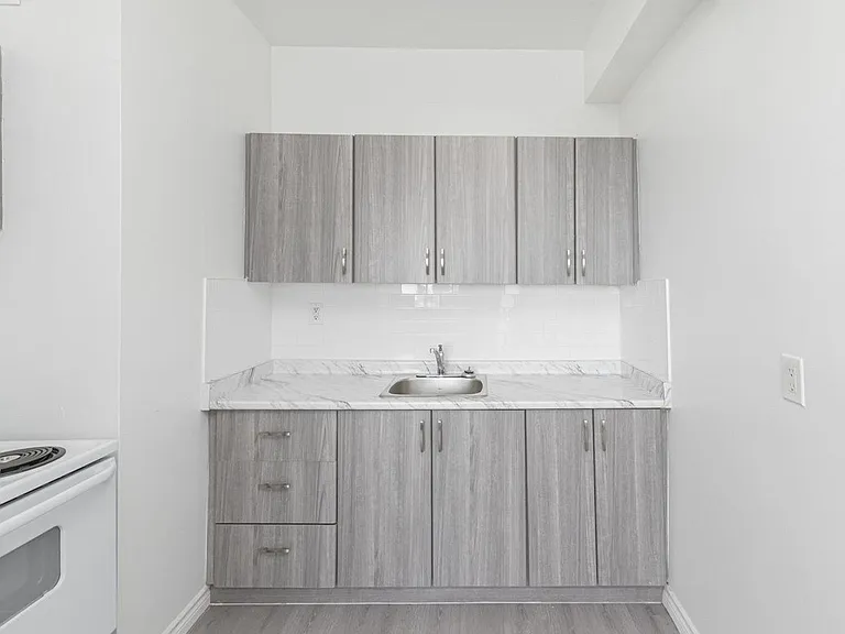 270 Mohawk Rd E — Photo 13