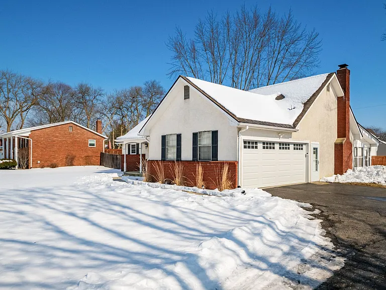 826 Doherty Rd — Photo 5