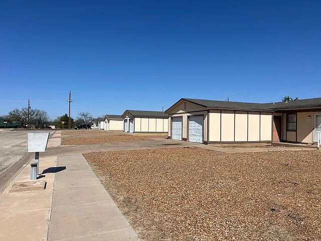 2 bed, 1.0 bath, 773 sqft, $950 — Photo 2