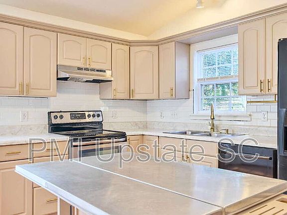 5th image of 28 Pine Grove Ln