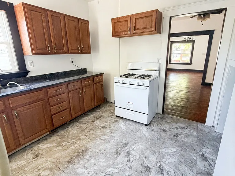 10609 Bernard Ave — Photo 5