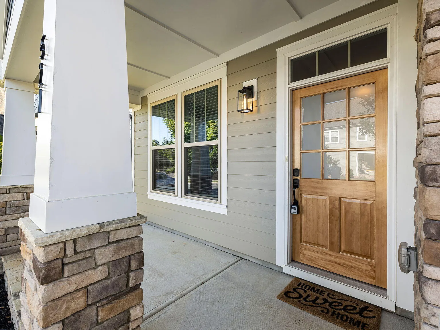 3 bed, 2.5 bath, 2412 sqft, $2,695 — Photo 2
