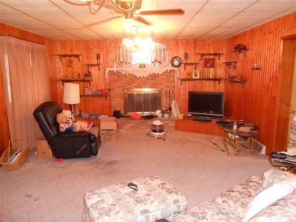 4th image of 585 Lone Pine Rd