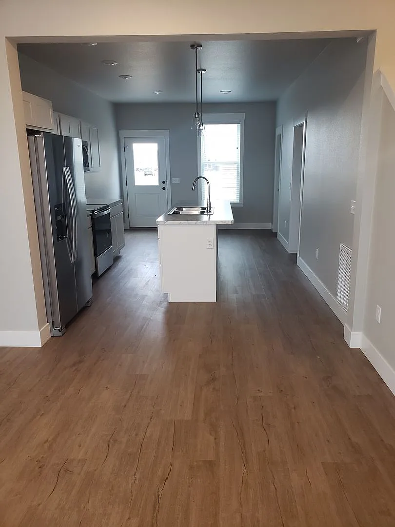 Ravishing 2 bed 2 1/2 bath home in Annafeld Subdivion — Photo 4