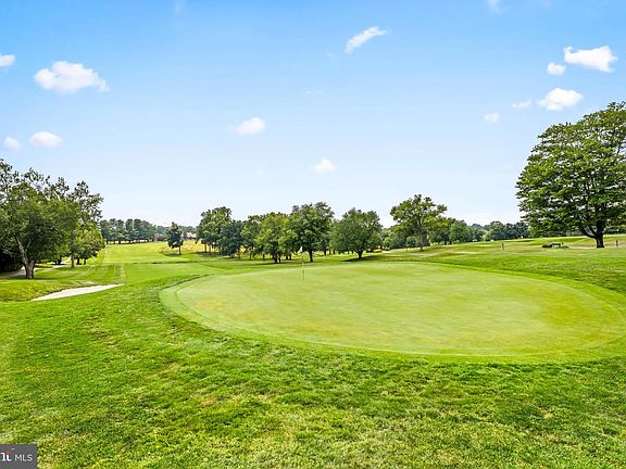 3rd image of 4 Country Club Ln