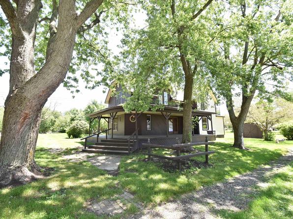 104 E 5th St, Earl Park, IN 47942