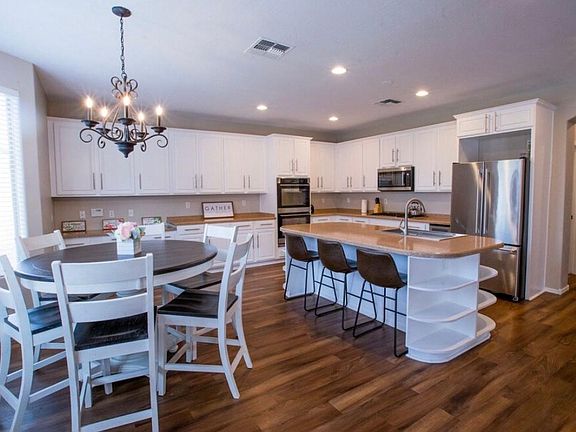Open kitchen dining with Eat-in kitchen. Double ovens.