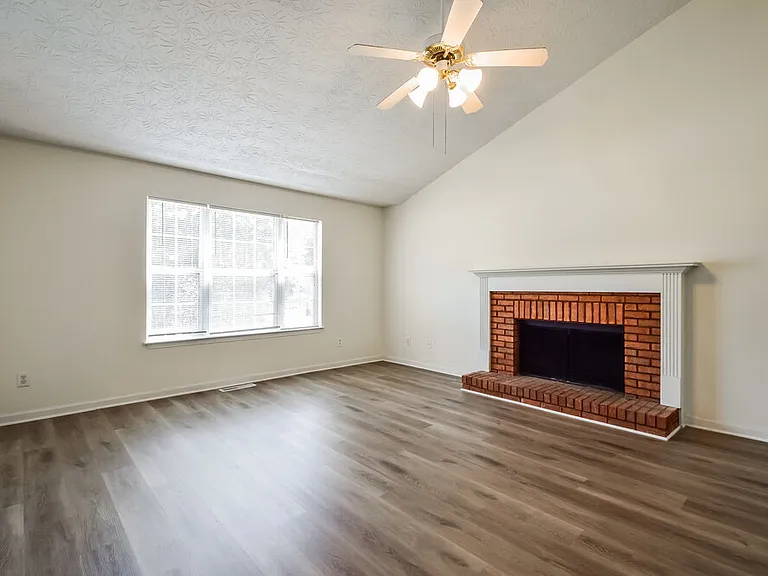 976 Masters Ln — Photo 6