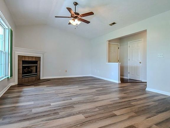 3rd image of 1547 Commons Dr