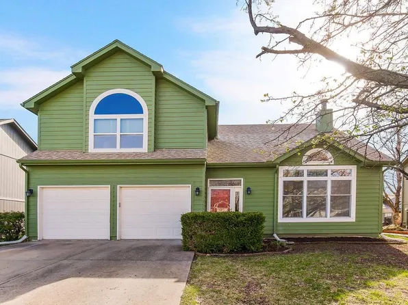 15555 S Apache St, Olathe, KS 66062