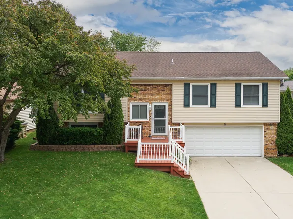 18 Yew Ct, Bloomington, IL 61701