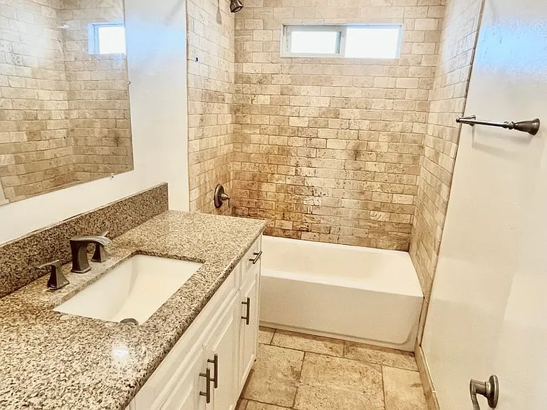 2 bed 1 bath Apt in North Park Area — Photo 14