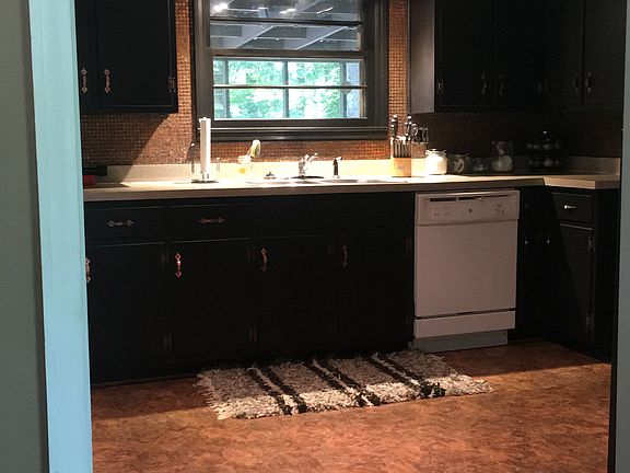 4th image of 104 N Oakwood Dr