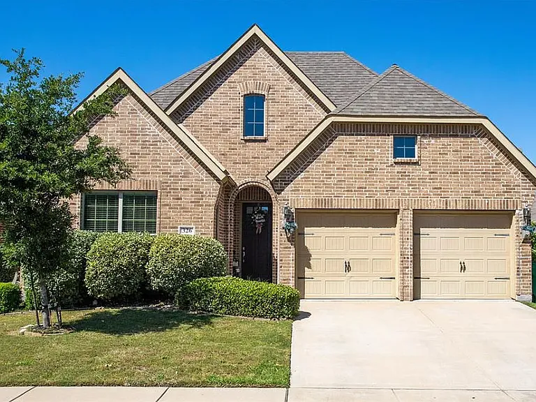 326 Hawthorn Dr — Photo 1