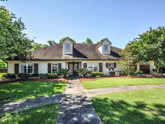 3rd image of 100 Goodwood Cir