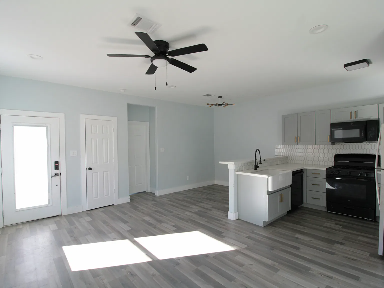 3 bed, 1040 sqft, $1,800 — Photo 3