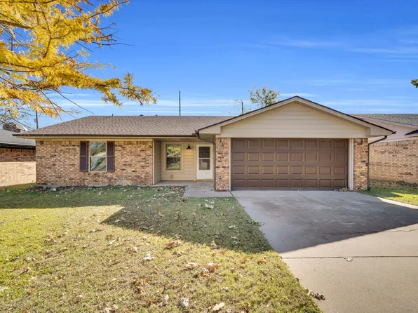 221 N Edgefield Rd, Waxahachie, TX 75165