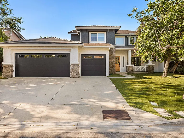 1131 Dincara Rd — Photo 3