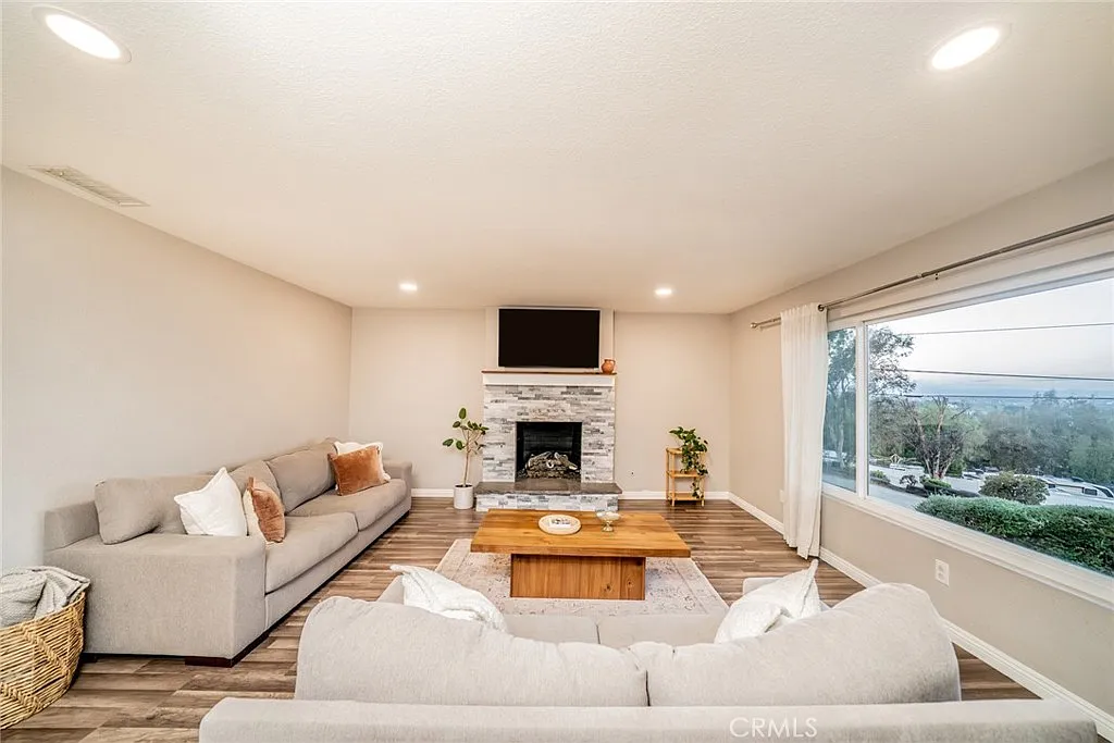 3 bed, 1470 sqft, $5,500 — Photo 2