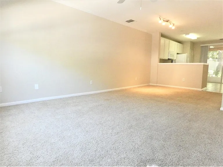 935 Vineland Pl — Photo 3