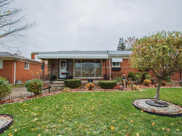 18051 N Wind Dr, Fraser, MI 48026