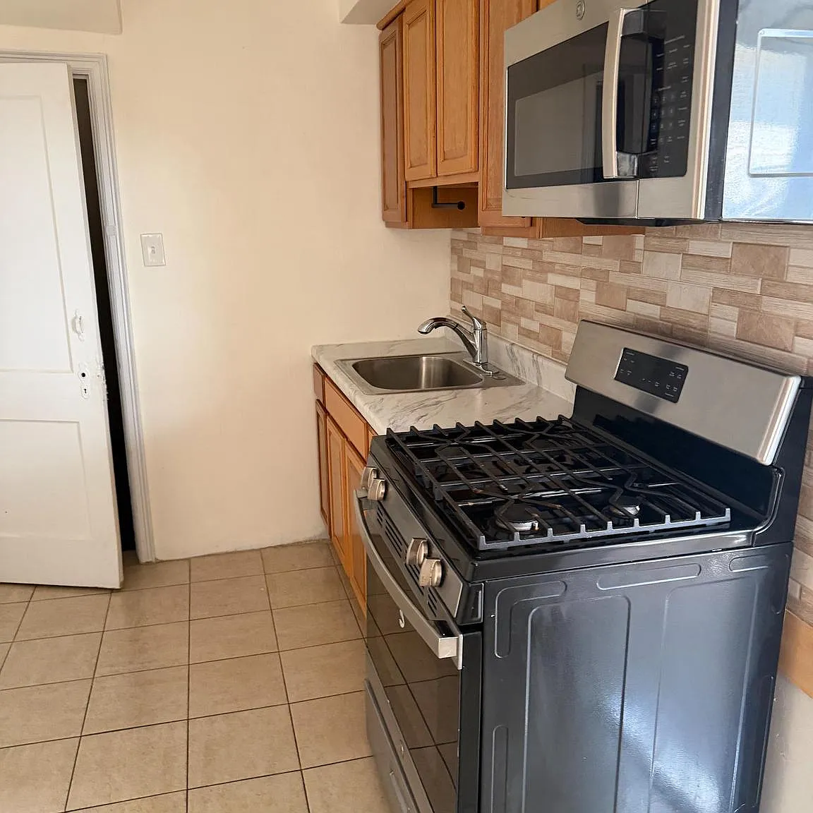 3 bed, 1.0 bath, 1152 sqft, $1,800 — Photo 3