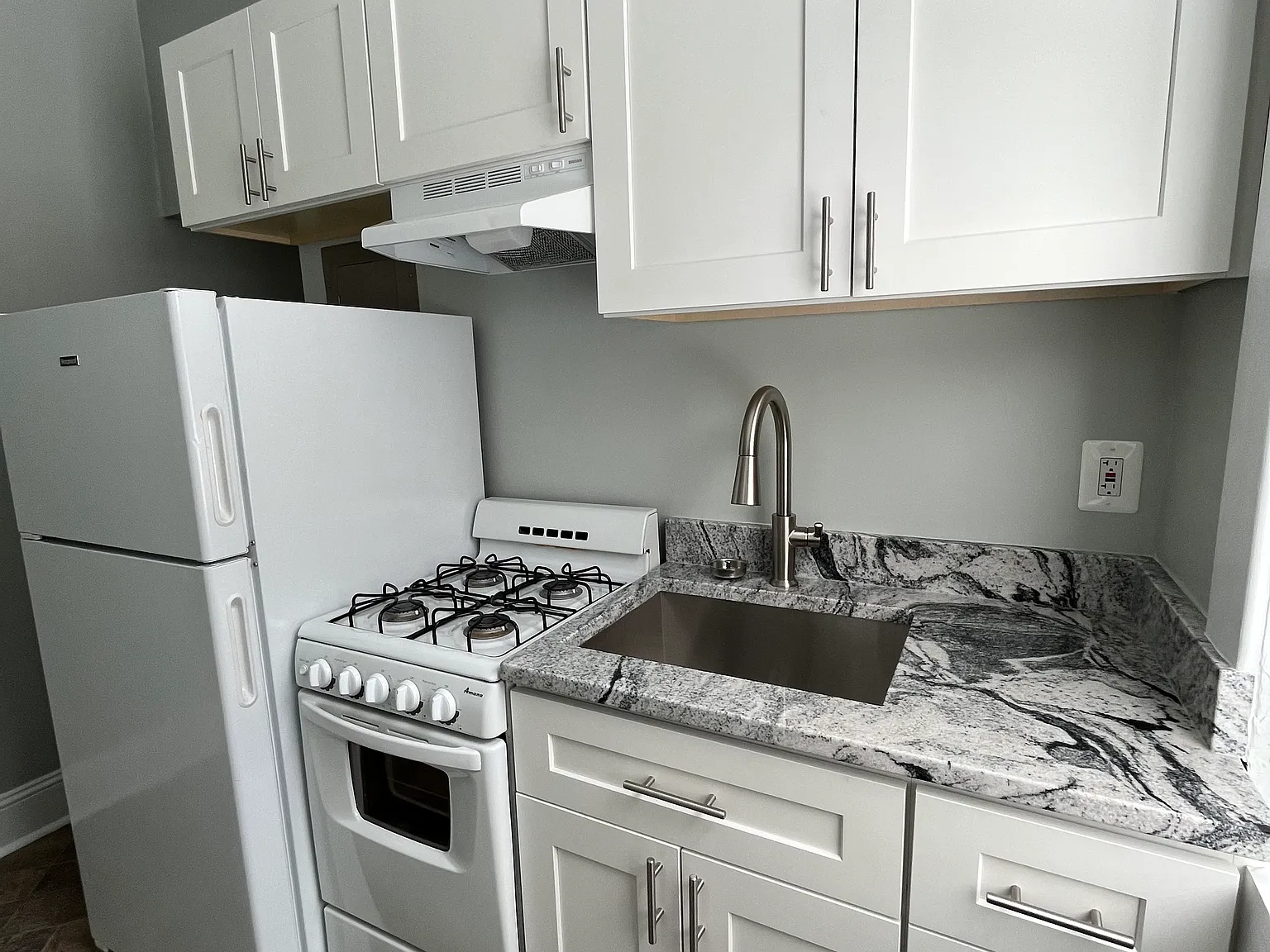 Studio, $925 — Photo 2