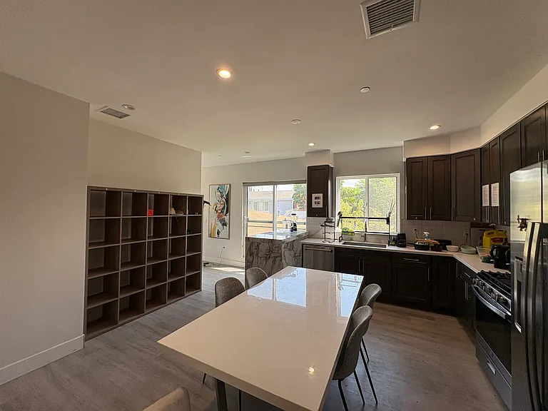 1410 W 37th Pl #B2 — Photo 5